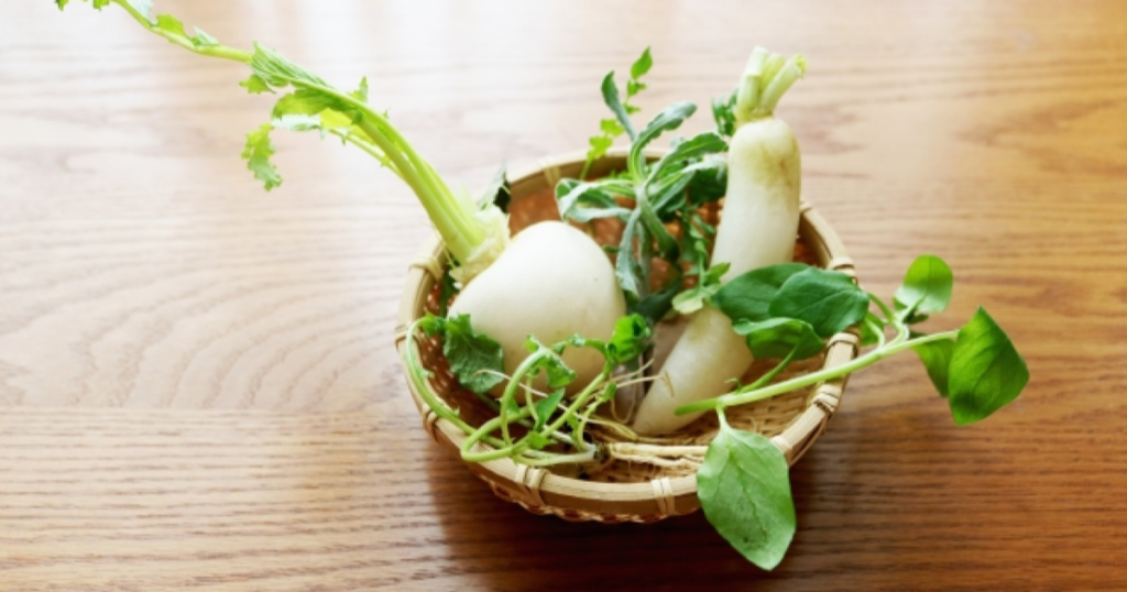 籠に入った春の七草