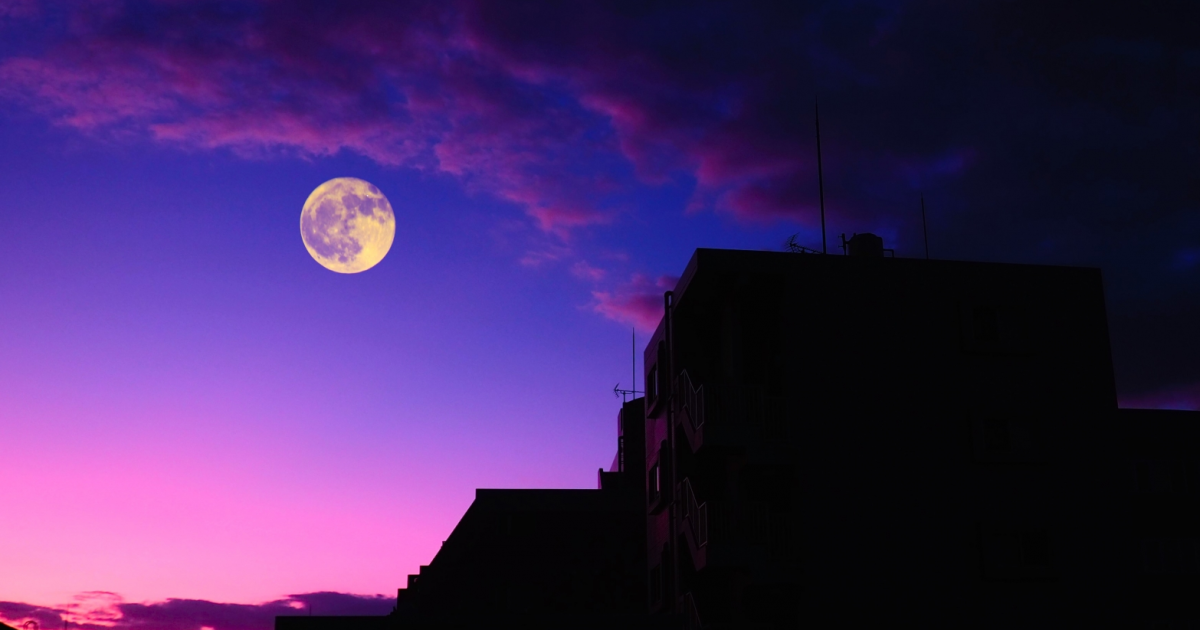 夕空に浮かぶ満月