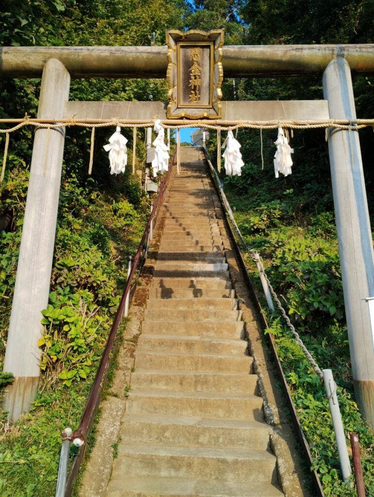 思金神社の鳥居と階段参道