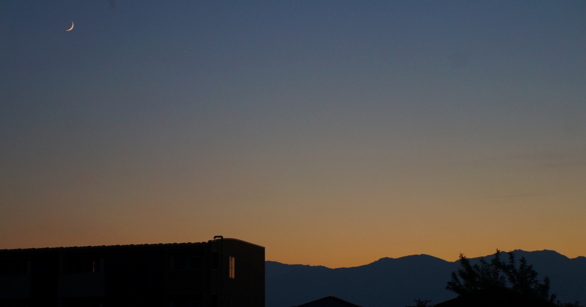 新月の夕日