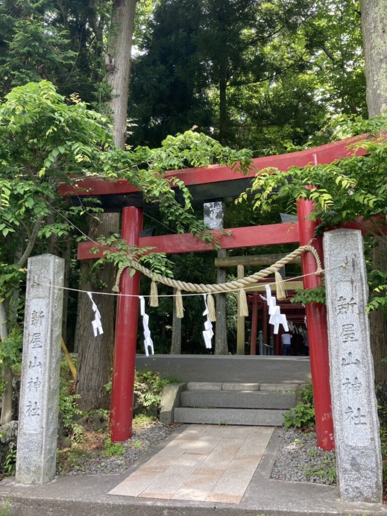 新屋山神社入口