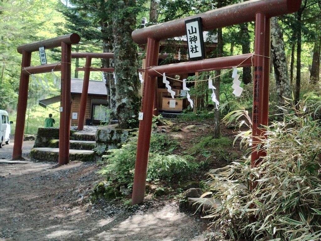 新屋山神社 奥宮 鳥居