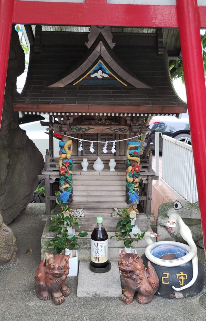 赤い鳥居の奥にある祠