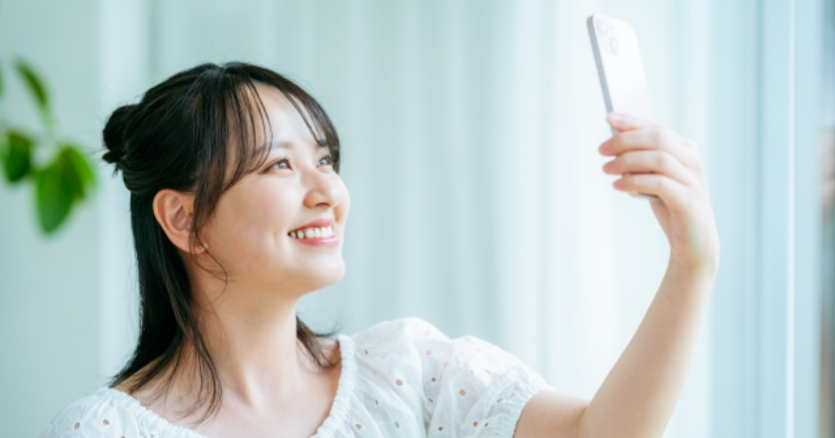 スマホを見る女性